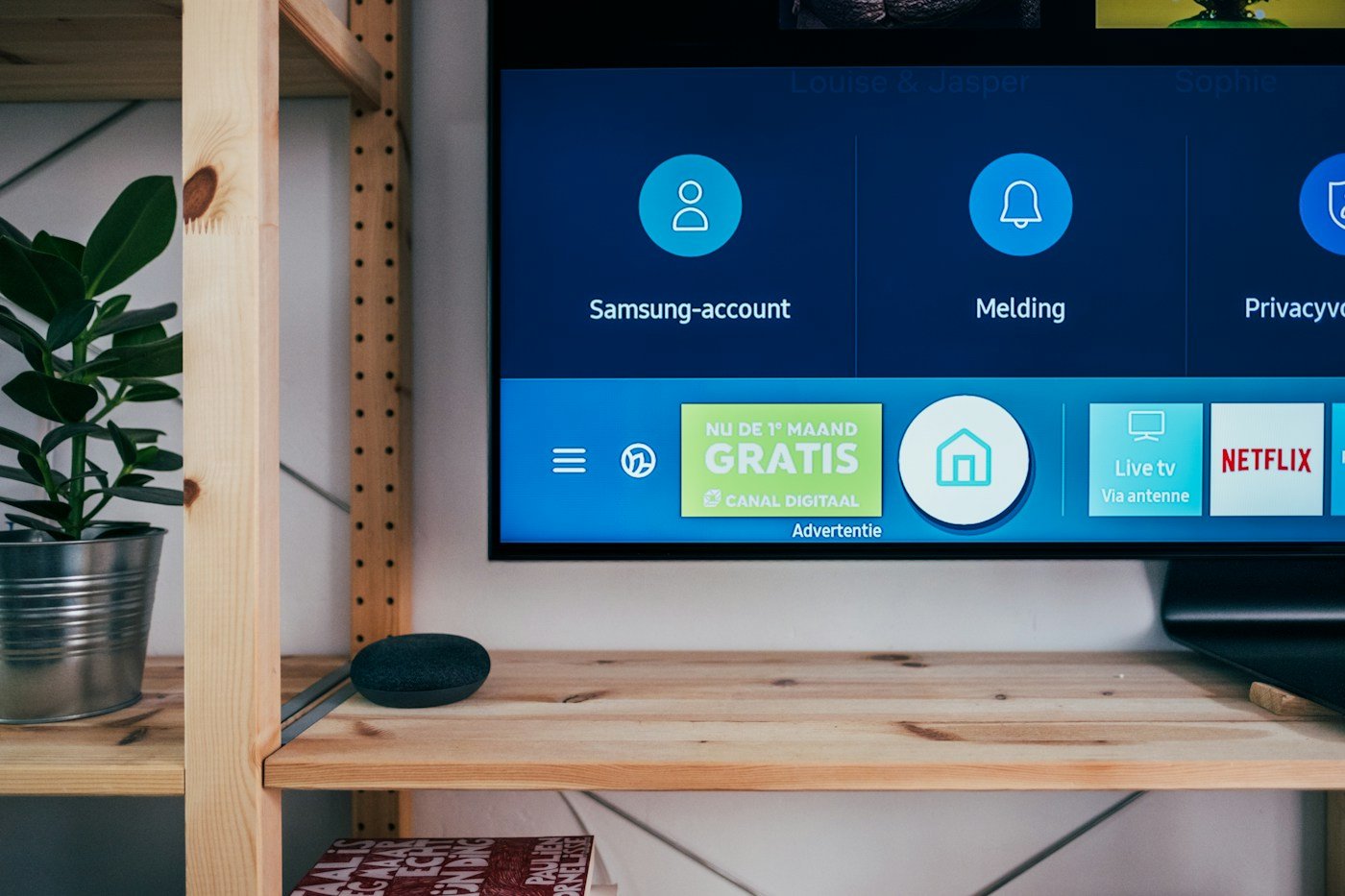 Écran de télévision et équipement multimédia illustrant la vérification de compatibilité d’un service Premium IPTV TV